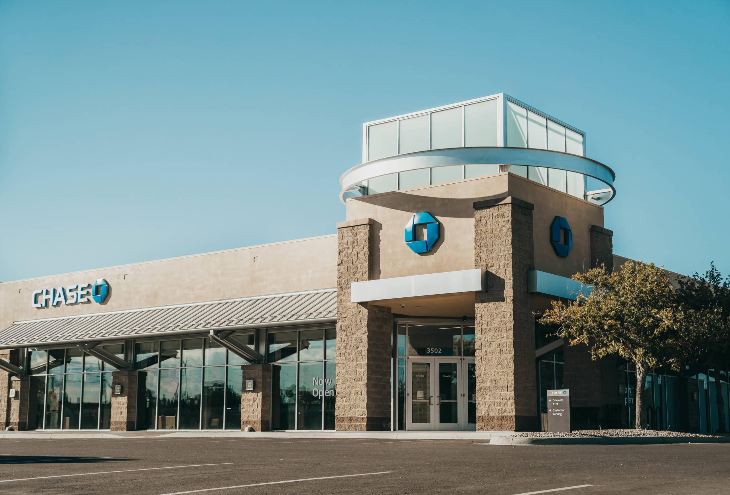 A large building with a sign on the front that spells out 'Chase Bank'